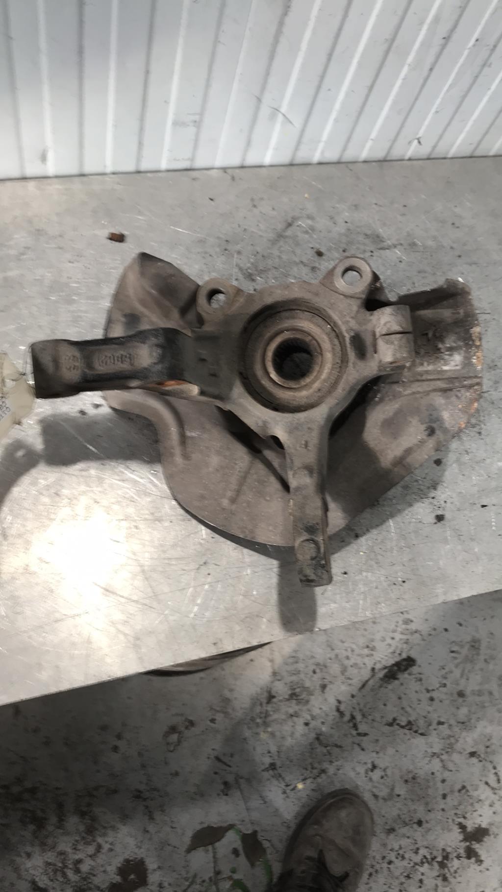 Fusee avant gauche CITROEN C8 Diesel - 1