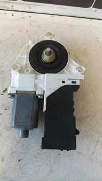 Moteur leve vitre avant droit