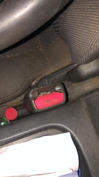 Attache ceinture avant droit
