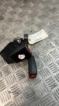 Attache ceinture arriere droit