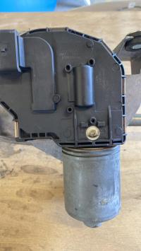 Moteur essuie glace avant