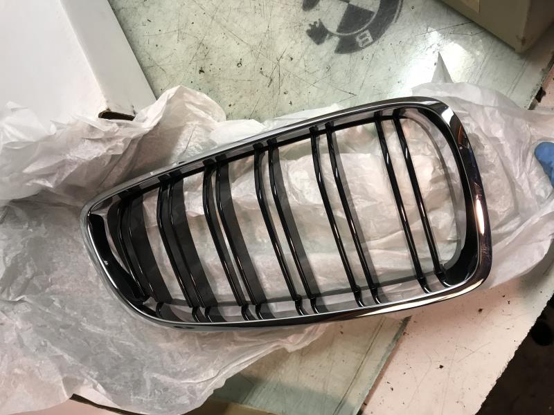 Grille de calandre droite