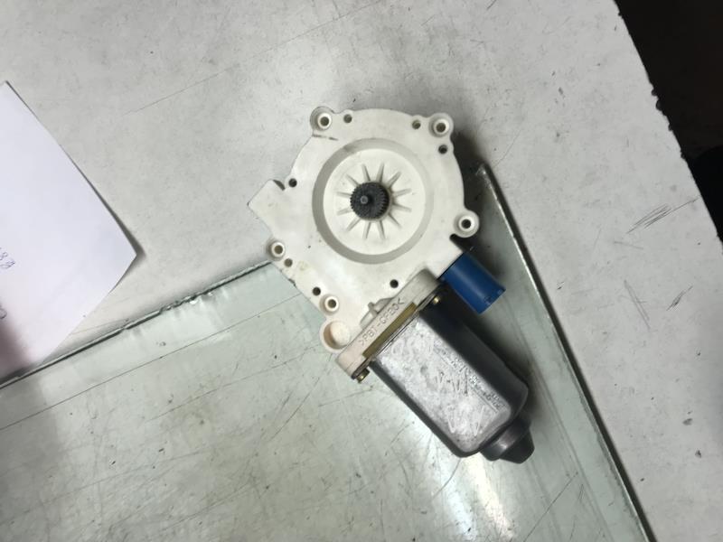 Moteur leve vitre avant droit