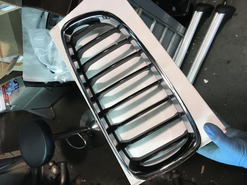 Grille de calandre gauche