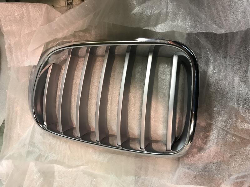 Grille de calandre gauche