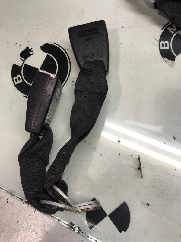 Attache ceinture arriere droit