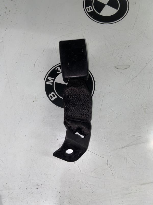 Attache ceinture arriere droit