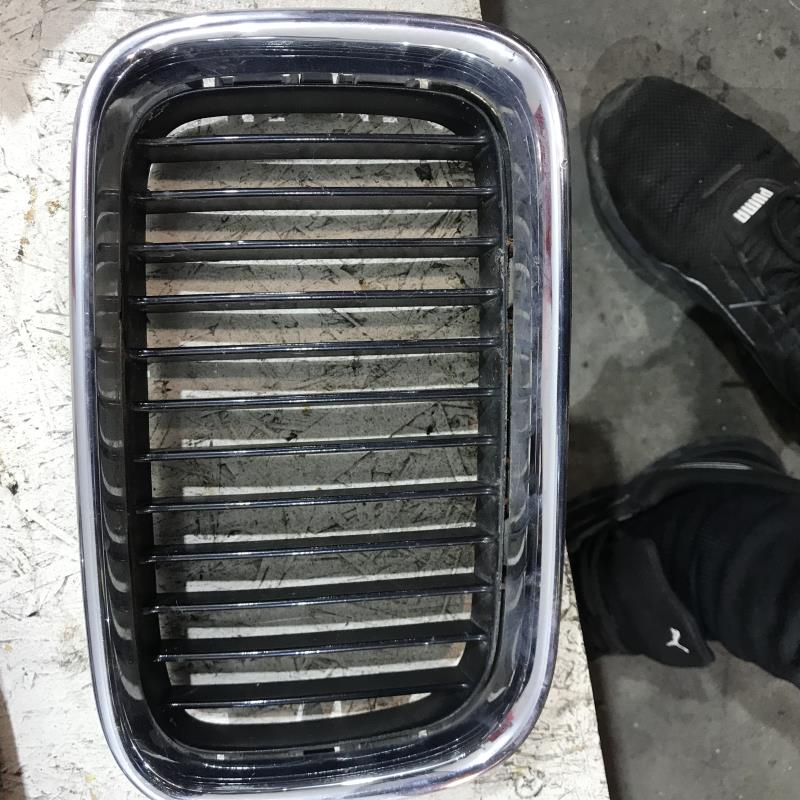 Grille de calandre droite
