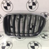 Grille de calandre gauche