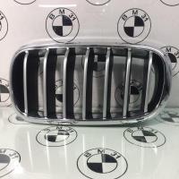 Grille de calandre gauche