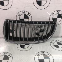 Grille de calandre gauche