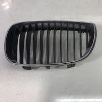 Grille de calandre gauche
