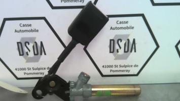 Attache ceinture avant droit