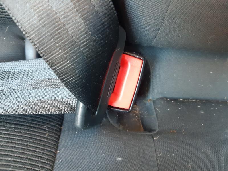 Attache ceinture arriere droit