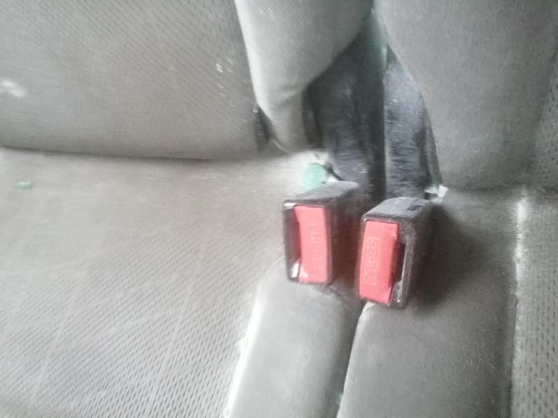 Attache ceinture arriere droit