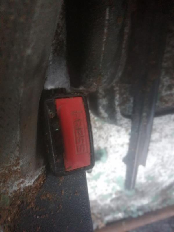 Attache ceinture arriere gauche