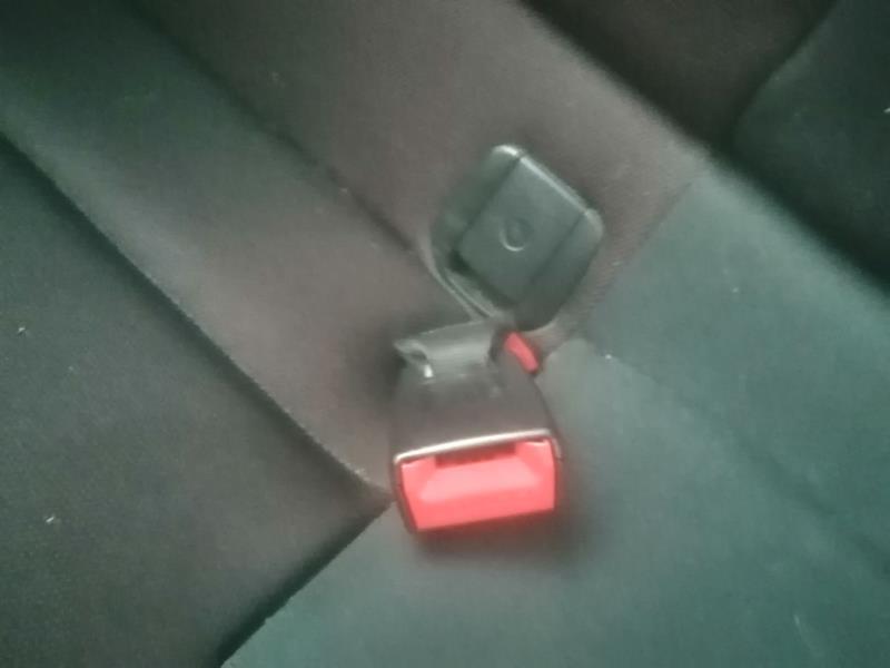 Attache ceinture arriere centrale