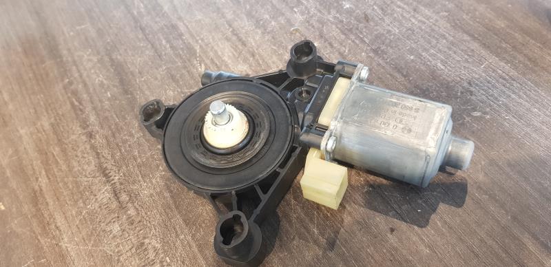 Moteur leve vitre avant droit