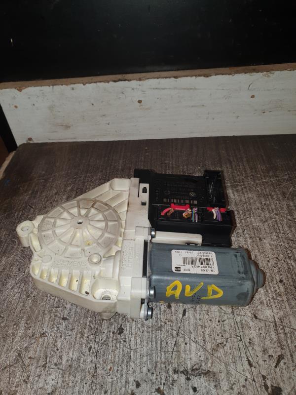 Moteur leve vitre avant droit