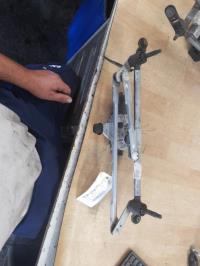 Moteur essuie glace avant