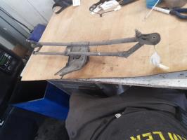 Moteur essuie glace avant