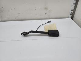 Attache ceinture avant droit