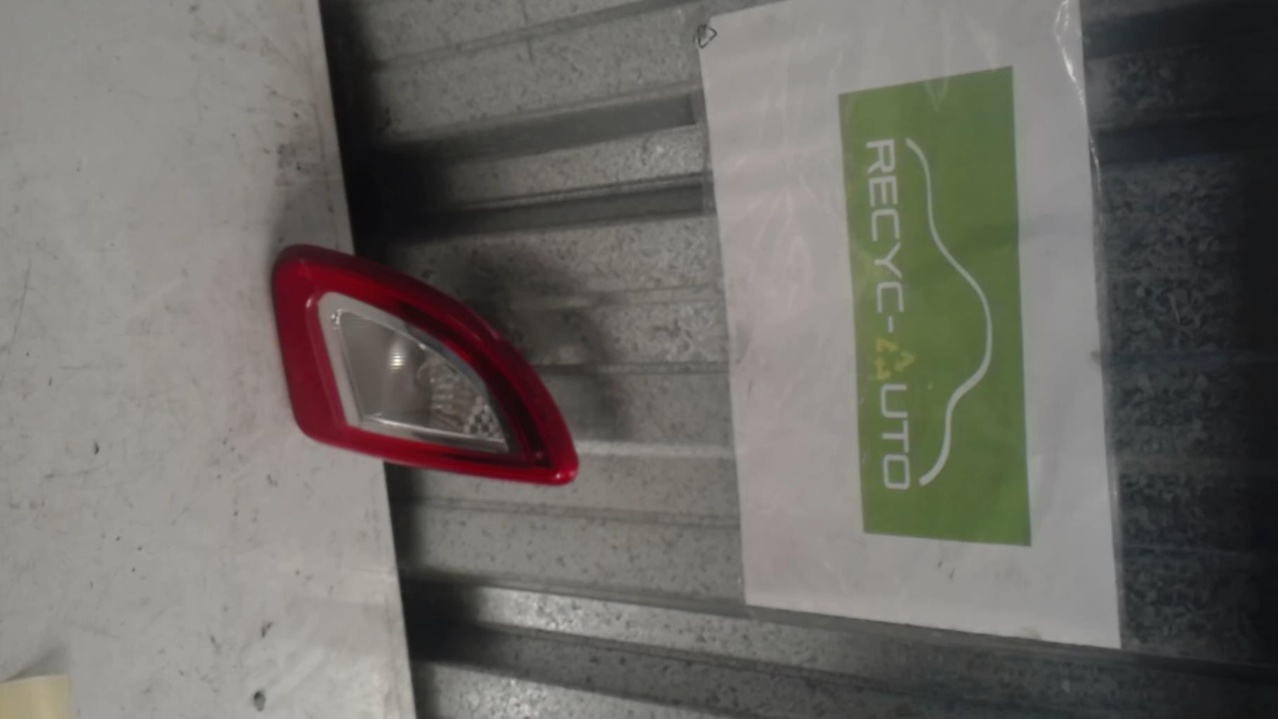 Feu arriere secondaire gauche (feux)