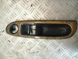 Poignee porte avant gauche