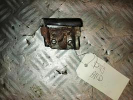 Bisagra de puerta trasera derecha
