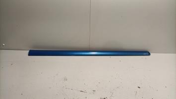 Moldura de puerta delantera izquierda
