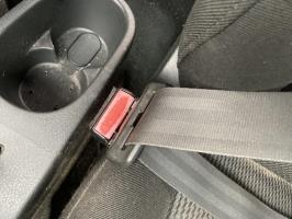 Attache ceinture avant gauche
