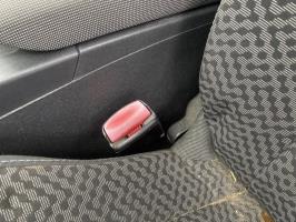 Attache ceinture avant gauche