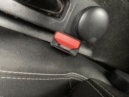 Attache ceinture avant gauche