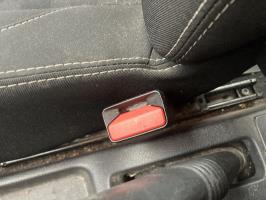 Attache ceinture avant droit