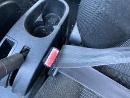 Attache ceinture avant gauche