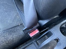 Attache ceinture avant droit