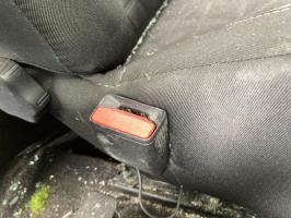 Attache ceinture avant gauche