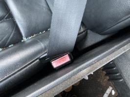 Attache ceinture avant droit