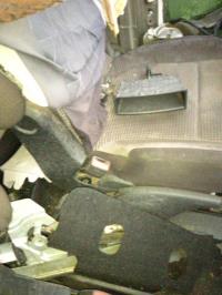 Attache ceinture avant gauche