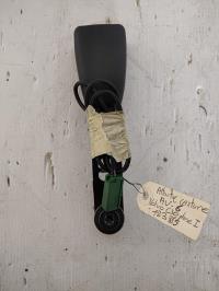 Attache ceinture avant gauche