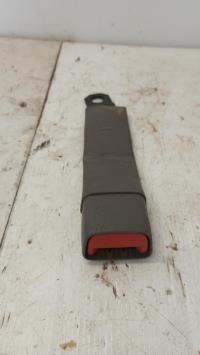 Attache ceinture avant droit