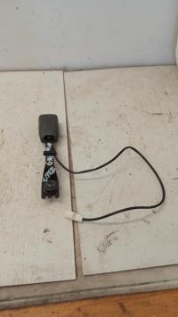 Attache ceinture avant gauche