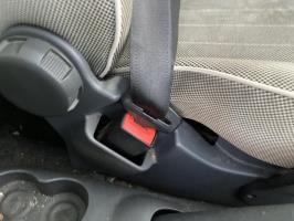 Attache ceinture avant gauche