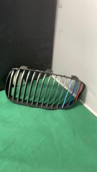 Grille de calandre gauche
