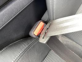 Attache ceinture avant gauche