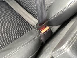 Attache ceinture avant droit
