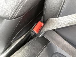 Attache ceinture avant gauche