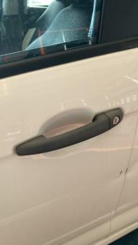 Poignee porte avant gauche