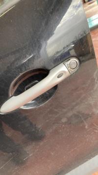 Poignee porte avant gauche