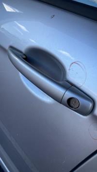 Poignee porte avant gauche